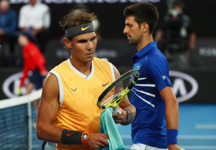 Nadal (trái) và Djokovic (phải) có hoàn cảnh trái ngược nhau trước thềm Australian Open 2022