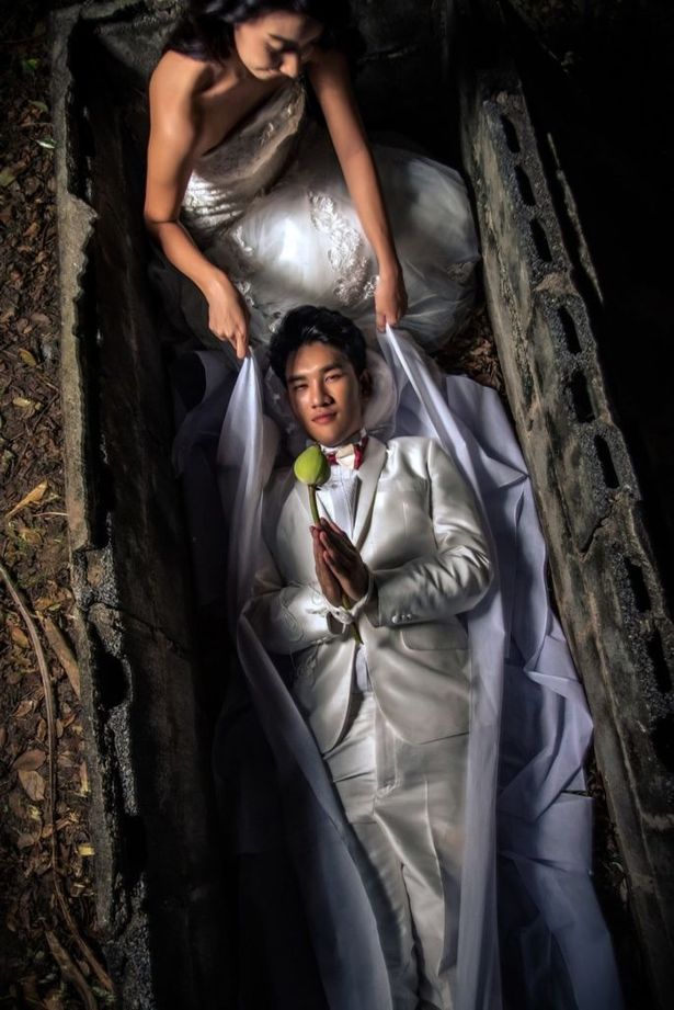 Cặp đôi chụp ảnh cưới trong quan tài gây tranh cãi ở Thái Lan. Ảnh:&nbsp;Nonts Kongchaw