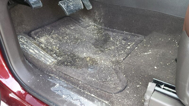 Thảm lót sàn ô tô thông thường khi bám bẩn rất khó làm sạch