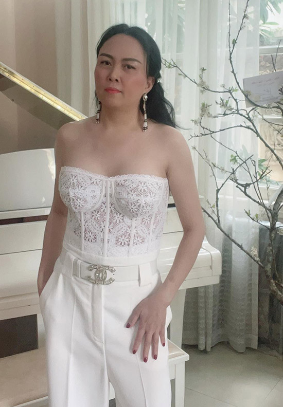Nữ đại gia Thanh Hoá mặc xuyên thấu gợi cảm nhưng gây khó hiểu dù toàn đồ hiệu - 6