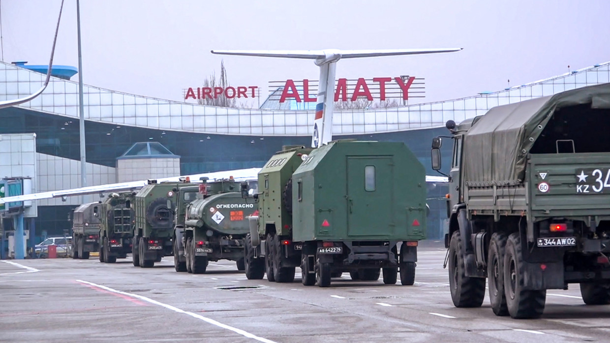 Xe quân sự Nga tiến vào sân bay quốc tế Alamaty ở Kazakhstan.