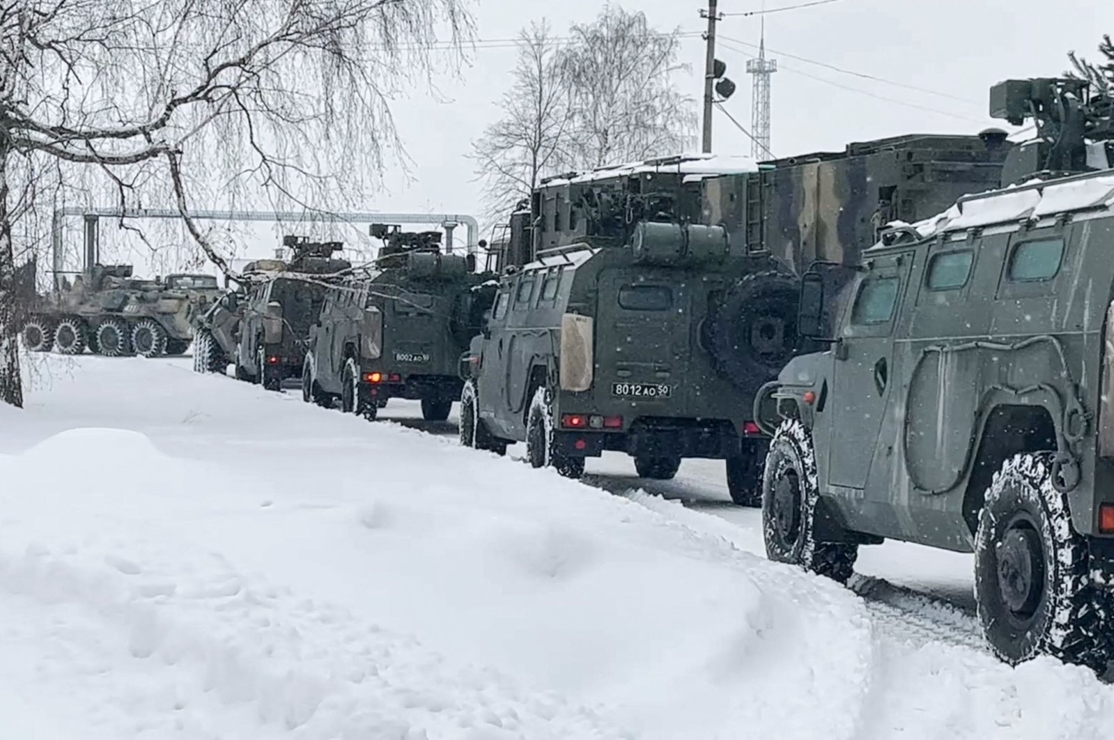 Xe quân sự Nga chờ được đưa lên máy bay tới Kazakhstan.