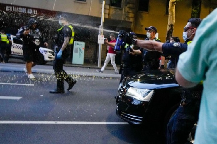 Cảnh sát Melbourne dùng bình xịt hơi cay để giải tán đám đông biểu tình