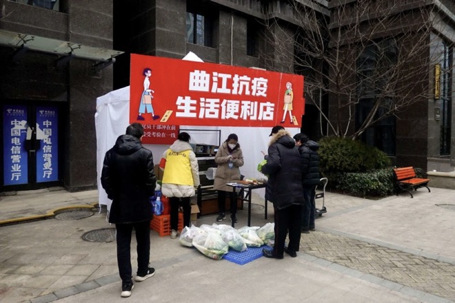 Người dân Trung Quốc mua lương thực tại một quầy hàng trong khu dân cư.