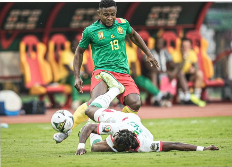 Trận khai mạc AFCON 2022 giữa chủ nhà Cameroon&nbsp;và&nbsp;Burkina Faso chứng kiến một chiếc thẻ vàng xuất hiện&nbsp;ngay giây thứ 40