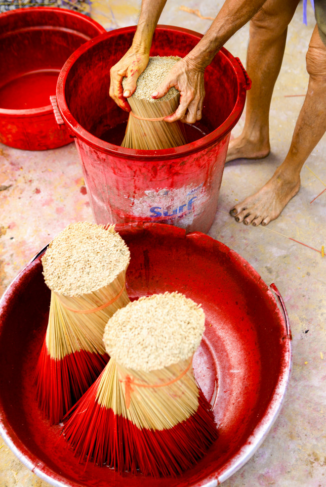 Mỗi ngày, cả nhà ông Bảy đều tranh thủ thức dậy từ 4 giờ 30 phút sáng để nhuộm tăm, se nhang.&nbsp;Ông Bảy cho biết, nhà ông cũng như nhiều hộ dân xung quanh&nbsp;không có hàng trữ cho Tết và cho khách sỉ vì ảnh hưởng của dịch bệnh. Do vậy, thời điểm này mọi người phải tập trung sản xuất, sản lượng tăng gấp đôi so với Tết năm ngoái.