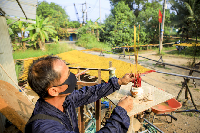 Năm 2022, người làm nhang ở xã Lê Minh Xuân phấn khởi vì làng nghề vẫn rộn ràng những ngày cuối năm, ai cũng chỉ mong được đón một cái Tết đủ đầy.&nbsp;&nbsp;