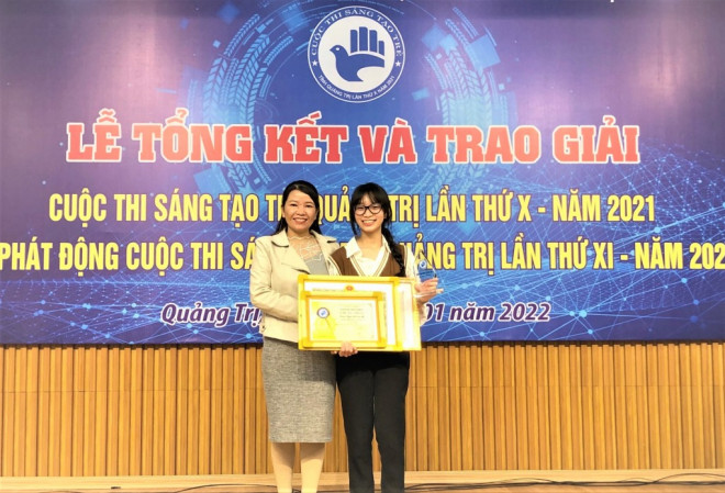 Cô học trò biến rác thải nhựa thành gạch lát sân, đường - 3