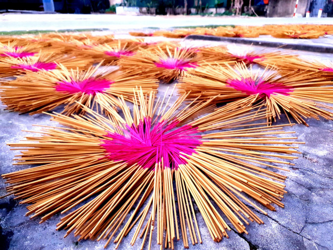 Người dân thôn Báo Ân tất bật làm hương để chuẩn bị cho ra thị trường Tết. Trên nhiều đoạn đường bê tông, người dân tranh thủ thời tiết nắng ráo để phơi những mẻ hương vừa ra lò.