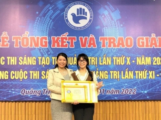 Bạn trẻ - Cuộc sống - Cô học trò biến rác thải nhựa thành gạch lát sân, đường