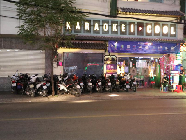 Video - Video: Quán bar, karaoke ở TP.HCM đông khách ngày đầu mở lại