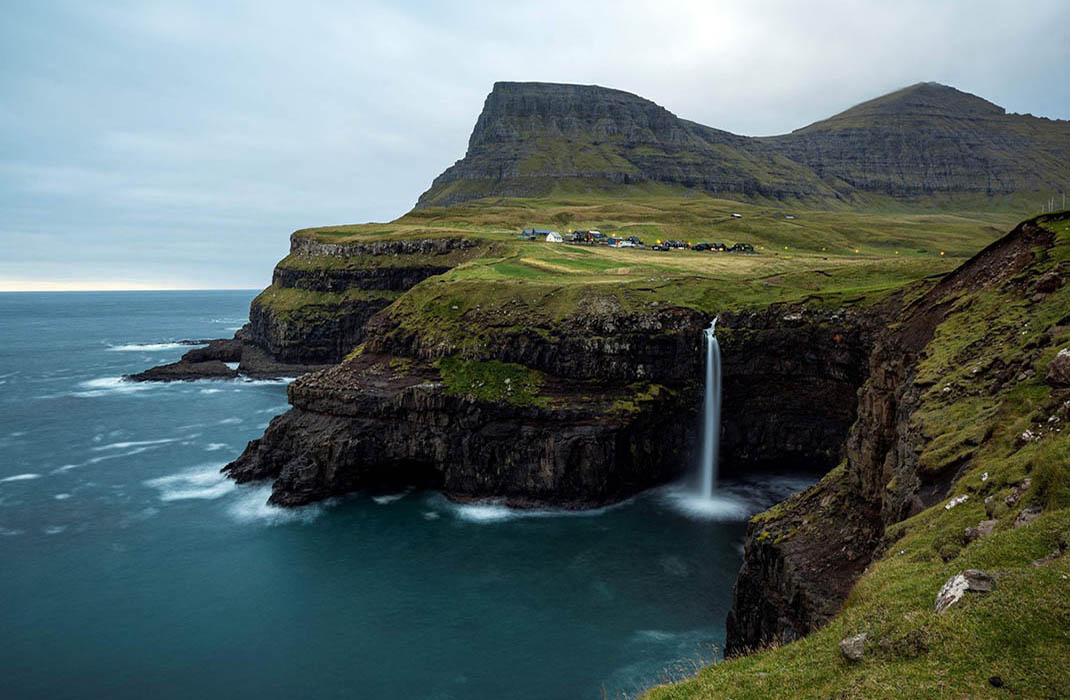 1. Jonathan Nackstrand là một nhiếp ảnh gia nổi tiếng. Thời gian gần đây, anh dành thời gian ghé đến quần đảo Faroe và chụp lại không ít cảnh đẹp.

Ảnh: Thác Múlafossur, được chụp ở Gásadalur, trên đảo Vágar, thuộc quần đảo Faroe.
