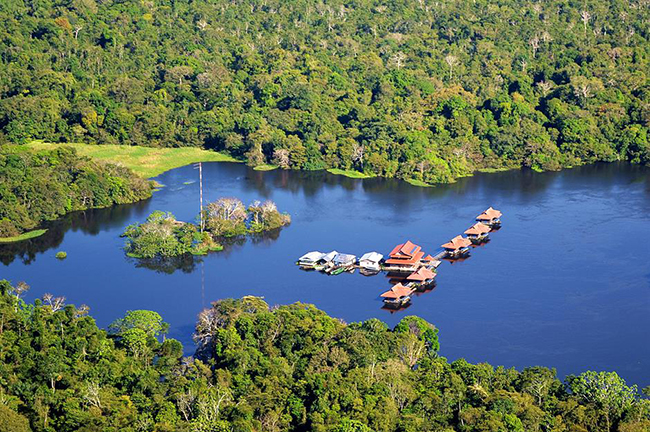 Uakari Floating Lodge, Brazil: Nằm ngay trong khu Bảo tồn Mamirauá, nhà nghỉ bằng gỗ dễ thương này được bao quanh bởi một vùng hoang dã đa dạng sinh học, nơi những con khỉ đu đưa trên tán cây và những con lười đang bám dọc các cành cây.
