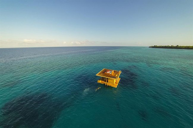 Khu nghỉ dưỡng Manta, Tanzania: Đây là một khách sạn nổi cực chất ngoài khơi đảo Pemba ở Tanzania và là một biệt thự "trong đại dương" đáng kinh ngạc, nằm giữa biển theo đúng nghĩa đen. Biệt thự có 3 tầng, một trong số đó nằm dưới mặt nước.
