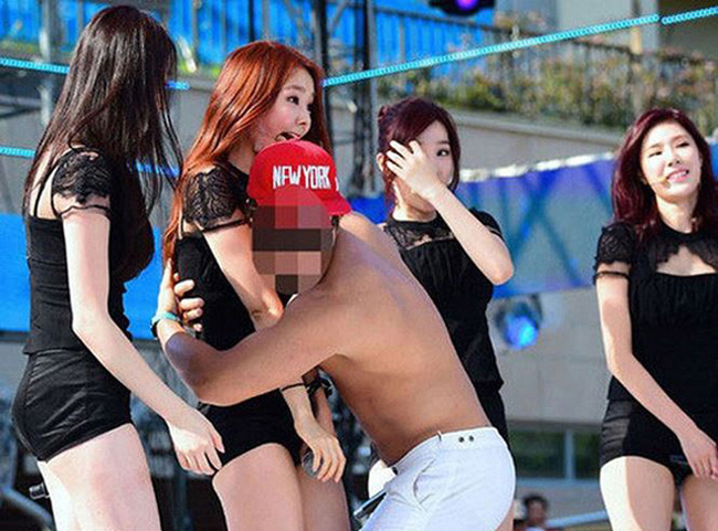 Nữ ca sĩ nhóm Stellar xứ Hàn từng gặp phải tình huống không ngờ tới trên sân khấu biểu diễn live. Một người đàn ông bất ngờ chạy lên ôm lấy cô, thậm chí úp mặt vào vòng một của cô khiến Hyo Eun hoảng sợ.
