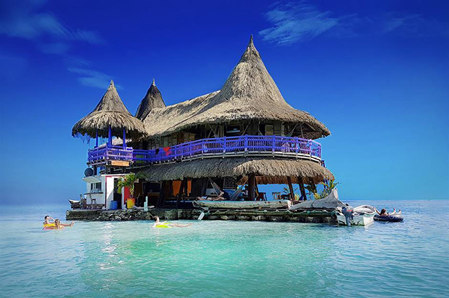 Casa en el Agua, Colombia: Ở Colombia, Casa en el Agua, hay 'Ngôi nhà trên mặt nước' là một nhà trọ có sự khác biệt. Nằm trong công viên quốc gia San Bernardo ở Colombia, nhà trọ nhỏ khiêm tốn này có vị trí đắc địa trên đỉnh vùng biển Caribê màu xanh ngọc.
