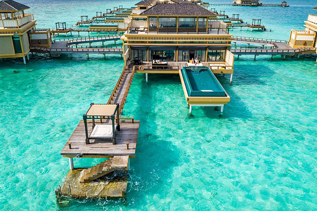 Angsana Velavaru, Maldives: Angsana Velavaru tọa lạc trên đầm phá Velavaru tuyệt đẹp và có 33 biệt thự 'InOcean', tất cả đều có lối đi thẳng ra mặt nước và tầm nhìn ngoạn mục. Các biệt thự 2 tầng có hồ bơi vô cực riêng và du khách có thể thư giãn trên những chiếc võng treo lơ lửng trên đại dương.
