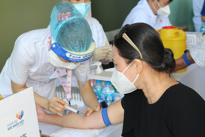 Người tham gia được các bác sĩ thăm khám, tầm soát kỹ các bệnh không lây nhiễm thường gặp (ảnh: ADCrew)