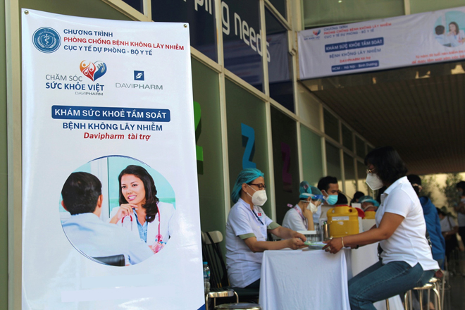 Người dân đến đăng ký tham gia chương trình tầm soát sức khỏe miễn phí (ảnh: ADCrew)