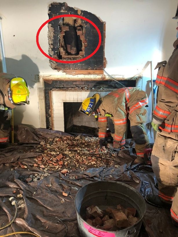 Kẻ đột nhập bị mắc kẹt ở phần ống khói trong phòng khách của gia đình. Ảnh: Montgomery County (MD) Fire &amp; Rescue Service