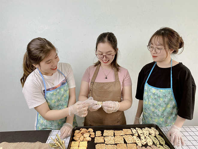 Thu Quỳnh đào tạo học viên kỹ thuật làm bánh