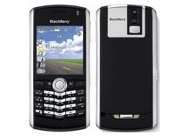 5. BlackBerry Pearl 8100

Tự hào được trang bị màn hình 260x240 pixel (iPhone đầu tiên có màn hình với độ phân giải 320x480 pixel), Pearl là nỗ lực của BlackBerry trong việc phá vỡ thị trường điện thoại thông minh tiêu dùng. Thiết kế bàn phím đã gây tranh cãi vì không phải là QWERTY đầy đủ và không có Wi-Fi tích hợp. Vào năm 2022, BlackBerry cuối cùng đã chính thức bị “khai tử”.
