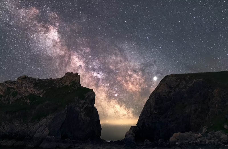 Dưới ống kính của nhiếp ảnh gia Dan Monk, dải ngân hà được chụp từ bờ biển Broad Haven South ở Pembrokeshire, xứ Wales thật lung linh và huyền ảo. Dan còn là nhà thiên văn học tại đài quan sát Kielder ở Northumberland.
