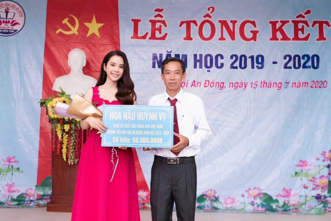 Hoa hậu Huỳnh Vy bật khóc khi bất ngờ được lãnh đạo quê nhà tôn vinh - 4