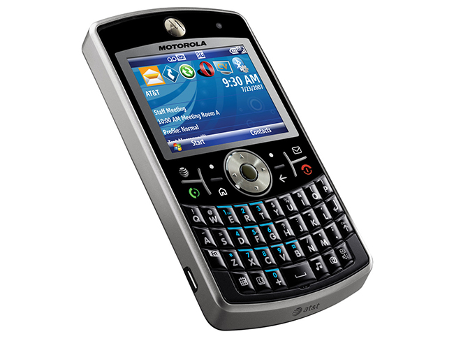 2. Motorola Q

Motorola Q là nỗ lực của thương hiệu trong việc đưa kiểu dáng gập vỏ sò Razr lên điện thoại thông minh Windows Mobile và đây là chiếc điện thoại QWERTY đầu tiên bán được hơn 1 triệu chiếc. Sản phẩm khá mỏng và có thể bỏ túi nhưng vẫn không làm cho Windows Mobile dễ sử dụng hơn.
