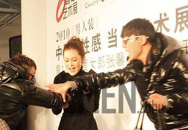 Khi đang đứng trên sân khấu trong sự kiện ký tặng fan tại Bắc Kinh, Trương Hinh Dư bị một fan nam bịt khẩu trang chạy lên sàm sỡ vòng một.
