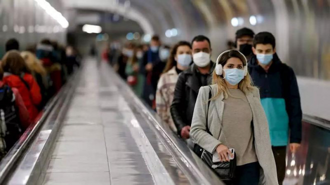 Người dân Pháp đi tàu điện ngầm ở thủ đô Paris ngày 9-1. Ảnh: GETTY IMAGES