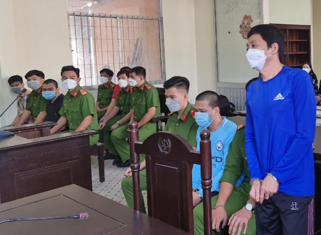 Trần Công Xuân và các bị cáo tại phiên tòa. 