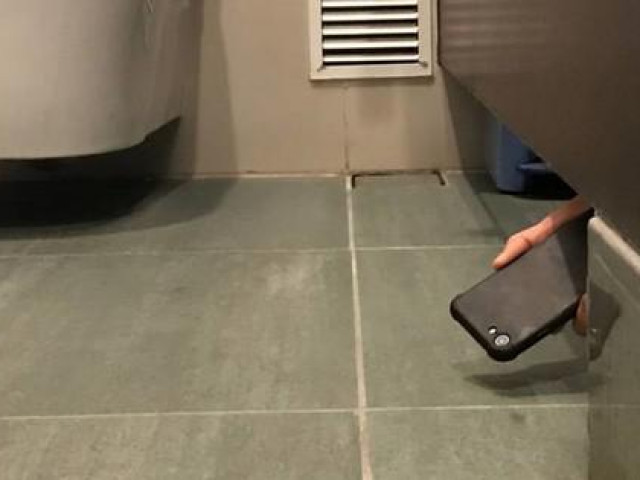 Thế giới - Nghiên cứu sinh quay lén hàng chục người trong nhà vệ sinh