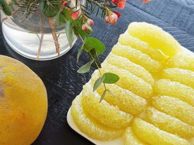 Ẩm thực - Thêm bước đơn giản này, bưởi Diễn để cả 2-3 tháng vẫn không hỏng, màu lên vàng óng dù trời có nóng hay nồm ẩm