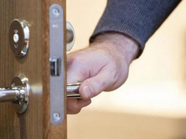 Bạn trẻ - Cuộc sống - Mở cửa thấy vợ đang "trần như nhộng" trên ghế sofa, chồng lập tức đòi ly hôn