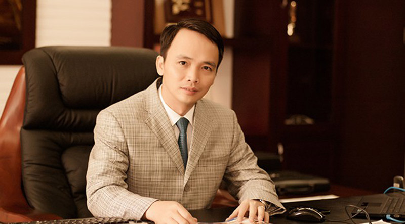 Ông Trịnh Văn Quyết sinh năm 1975 tại một gia đình công chức nghèo ở Vĩnh Thịnh, Vĩnh Tường, Vĩnh Phúc.
