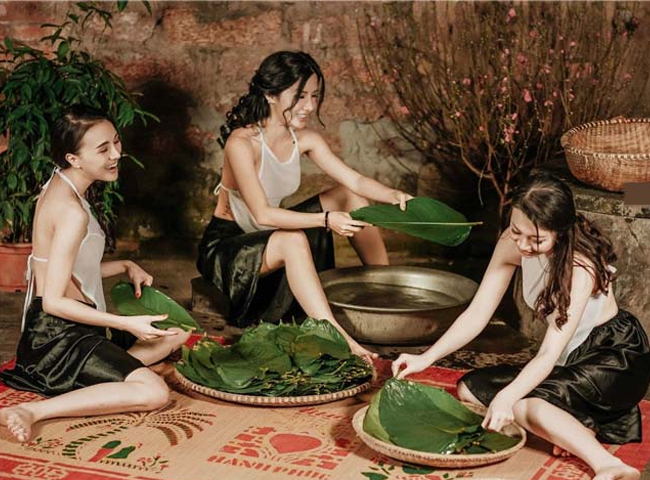 Áo yếm được coi là trang phục truyền thống của phụ nữ Việt Nam từ thời xa xưa. Yếm đã đi vào ca dao, dân ca và rất nhiều loại hình văn học nghệ thuật khác như điện ảnh, thời trang. 

