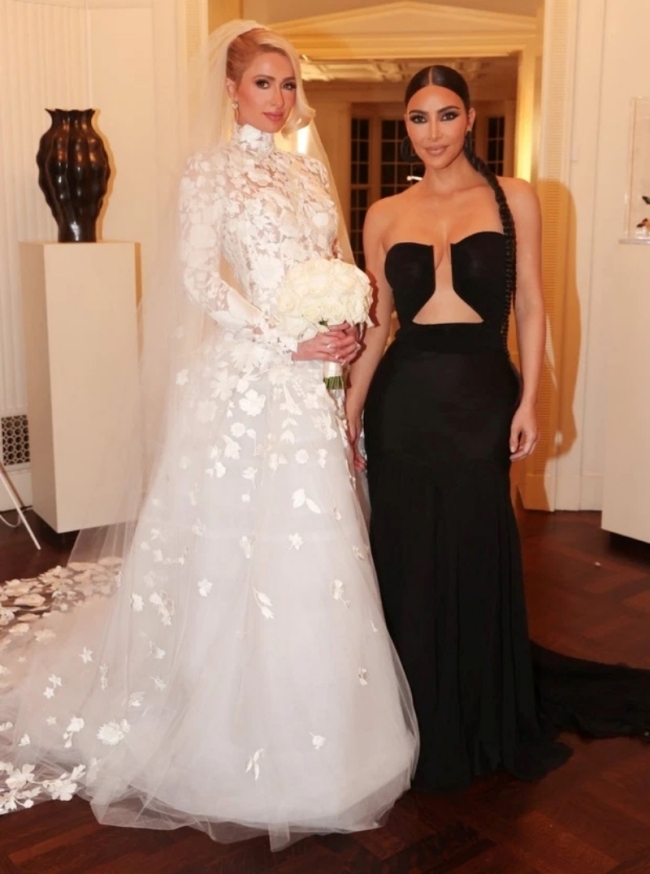 Kim Kardashian ăn vận tôn vòng 1 trong đám cưới của người bạn Paris Hilton.
