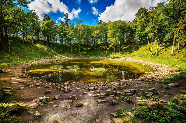 Mỏ thiên thạch Kaali, Saaremaa, Estonia: Khoảng 7.500 năm trước, những thiên thạch khổng lồ bay xuống Trái đất và đáp xuống một cánh đồng ở Saaremaa, Estonia. Vụ va chạm dẫn đến 9 hố lớn hiện được gọi là miệng núi lửa thiên thạch Kaali. Theo truyền thuyết địa phương, nhiều người tin rằng khu vực này rất linh thiêng. 
