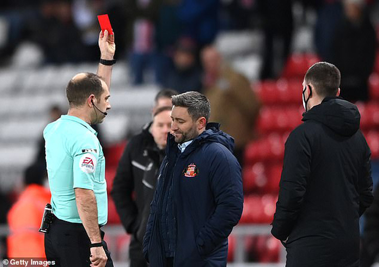 HLV Lee Johnson phải nhận thẻ đỏ ở cuối trận