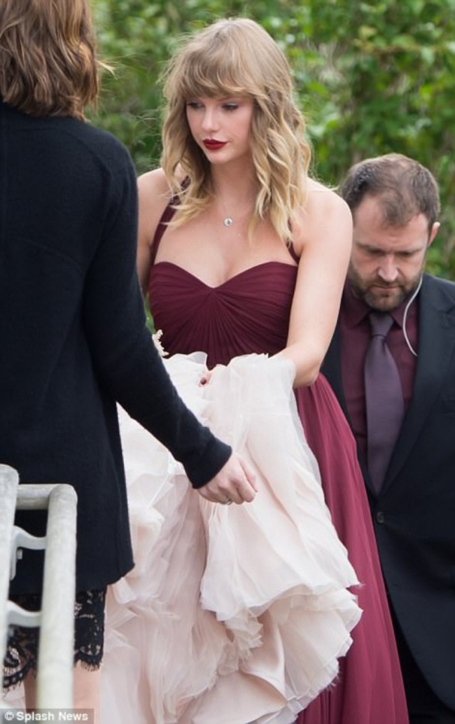 "Công chúa nhạc đồng quê" Taylor Swift cũng từng gây chú ý vì ăn vận gợi cảm trong đám cưới của bạn.
