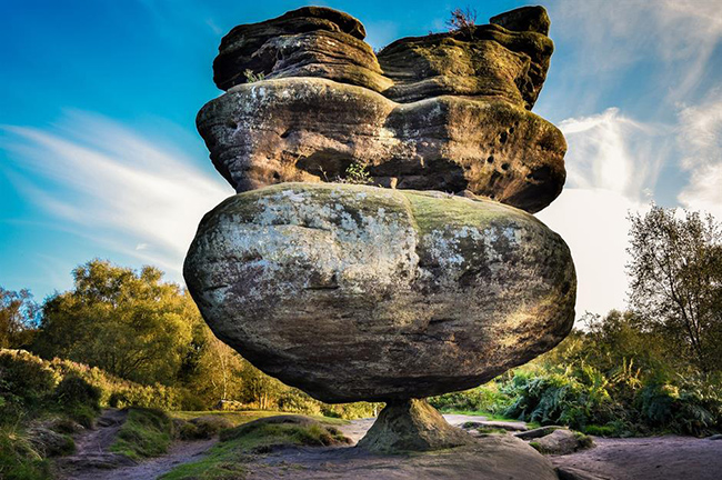 Brimham Rocks, North Yorkshire, Vương quốc Anh: Khoảng 400 triệu năm trước, một ngọn núi lớn từng đứng sừng sững nơi đây. Qua nhiều thế kỷ, các lực ăn mòn đã xé toạc đỉnh núi từ từ, hình thành các thành tạo đá bất thường. Mặc dù có những giải thích khoa học, nhưng cảnh quan kỳ lạ và tuyệt vời này vẫn được bao phủ trong truyền thuyết bí ẩn.
