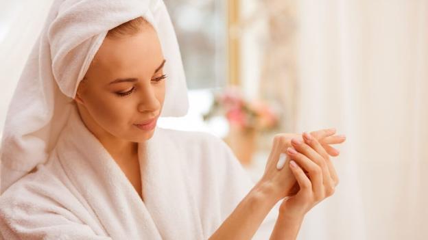 COVID-19 ảnh hưởng nhiều đến ngành công nghiệp làm đẹp trên toàn cầu.