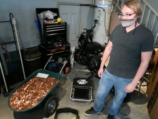 Kinh doanh - "Dở khóc dở cười" khi được trả lương bằng cả xe toàn tiền xu tẩm dầu