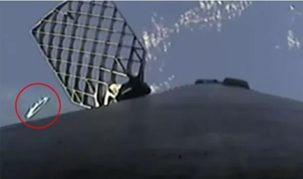 Vật thể lạ bỗng xuất hiện và bay gần tên lửa của SpaceX. Ảnh: SpaceX.