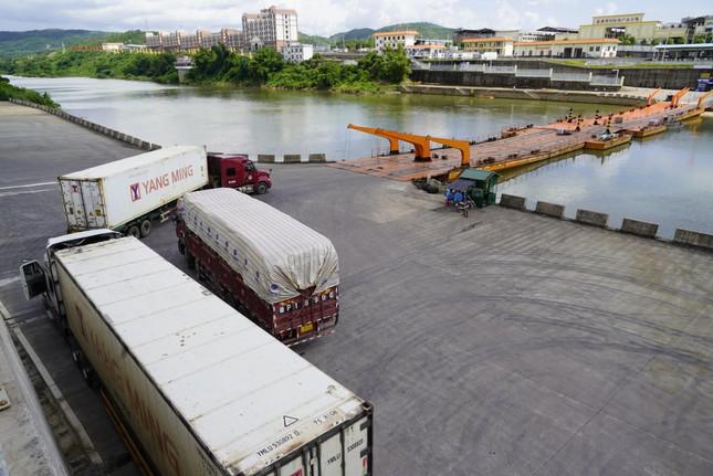 Lối cầu phao tạm Km3+4 thuộc cửa khẩu Móng Cái (Quảng Ninh) đã bị phía Trung Quốc phát hiện nghi nhiễm COVID-19. Ảnh Hoàng Dương