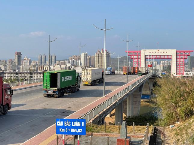 Hiện các cửa khẩu khác vẫn đang hoạt động bình thường. Trung bình 5 đến 10 phút sẽ có một xe được thông quan.