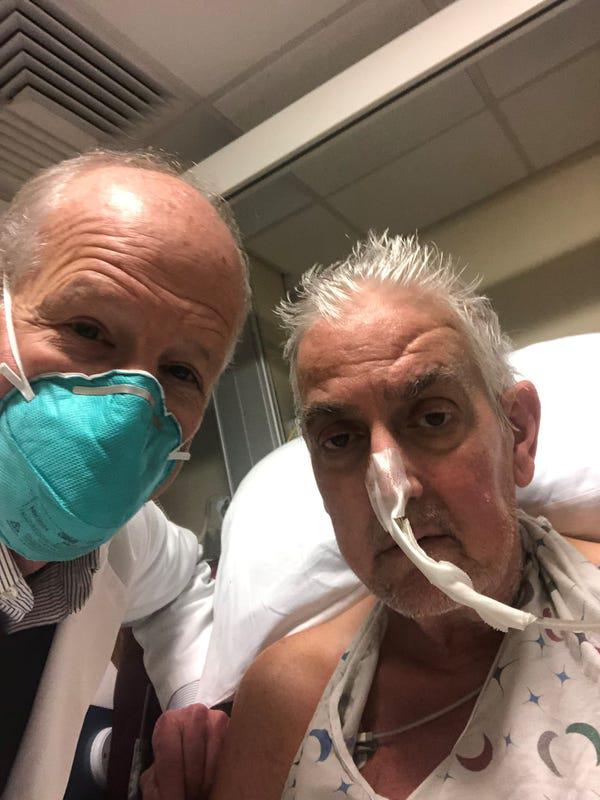 Tiến sĩ Bartley Griffith (trái), người đứng đầu cuộc phẫu thuật, và ông&nbsp;Dave Bennett, người đầu tiên nhận ghép tim lợn. Ảnh:&nbsp;Trung tâm Y tế Đại học Maryland