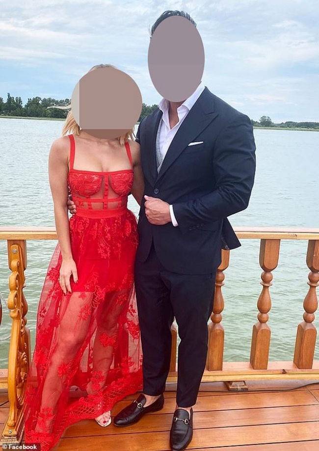Thực tế, người mặc váy đỏ là chỉ khách mời chứ không phải nhân vật chính của đám cưới. Trang phục quyến rũ của cô khiến nhiều người lắc đầu vì 'cướp sóng' của cô dâu.
