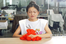 Clip hài hước - Nhân viên run rẩy với trò chơi "cân não" của sếp vào mỗi cuối tháng